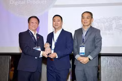 El periodista Tran Ngoc Long (centro), representante de VietnamPlus, recibe el premio en Malasia. (Foto: VNA)