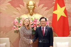 El vicepresidente de la Asamblea Nacional de Vietnam, Le Minh Hoan, y Mariam Sherman, directora del Banco Mundial en Vietnam, Camboya y Laos. (Fuente: VNA)