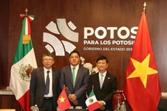 De izquierda a derecha: el embajador vietnamita Nguyen Van Hai, el gobernador del estado de San Luis Potosí, Ricardo Gallardo Cardona, y el presidente del Comité Popular de Binh Duong, Vo Van Minh (Foto: VNA)