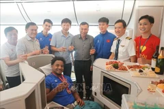 Líderes de la Federación de Fútbol de Vietnam (VFF), el cuerpo técnico del equipo nacional y el delantero Xuan Son en el avión de regreso a Vietnam el 6 de enero. (Fuente: VNA)