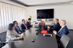 El embajador Vu Le Thai Hoang y Nguyen Do Tung Cuong, vicepresidente permanente de la Asociación de Amistad Vietnam-Austria, intercambian opiniones con líderes del Grupo Rosenbauer sobre áreas de cooperación bilateral. (Fuente: VNA)
