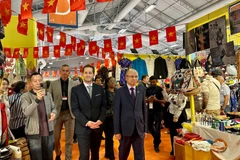 El embajador de Vietnam en Francia, Dinh Toan Thang y Steven Abajoli, director de la feria, visitan los stands de Vietnam (Fuente: VNA)