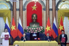 1/ El 20 de junio de 2024, en el Palacio Presidencial, tras concluir las conversaciones oficiales, el entonces presidente de Vietnam, To Lam y el presidente de la Federación de Rusia, Vladimir Putin, presenciaron la entrega de los documentos firmados entre ambos países (Fuente: VNA)