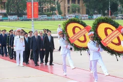 Líderes del Partido y Estado de Vietnam rinden homenaje al Presidente Ho Chi Minh, héroes y mártires