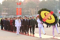 Los máximos dirigentes de Vietnam rinden homenaje al Presidente Ho Chi Minh. (Fuente: VNA)