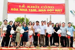 La provincia de Binh Duong ayuda a los hogares pobres del dítrito de Dam Doi en la provincia de Ca Mau a eliminar las viviendas precarias. (Fuente: VNA)