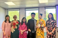 Hoang Thu Trang (tercera de la izquierda) en una actividad de Art Space (Fuente: VNA)