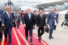 El ministro de Agricultura y Medio Ambiente de Vietnam, Do Duc Duy, recibe al presidente de Brasil, Luiz Inácio Lula da Silva en el aeropuerto internacional de Noi Bai en Hanoi. (Fuente: VNA) 