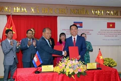 La ceremonia de firma del memorando de entendimiento entre el Comité Popular de la provincia survietnamita de Vinh Long y el gobierno de la provincia camboyana de Banteay Meanchey para el período 2025 - 2029. (Fuente: VNA)