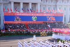 El desfile por el aniversario 50 del Día Nacional de Laos. (Fuente: VNA) 