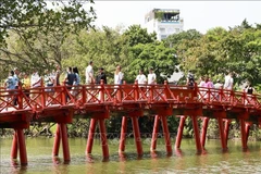 El puente de The Huc en el lago de Hoan Kiem, una belleza única de Hanoi (Fuente: VNA) 