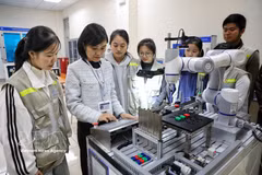 Estudiantes realizando prácticas de programación de microcontroladores en el Cogelio Tecnológico Vietnamita-Corea en Bac Giang. (Foto: VNA)