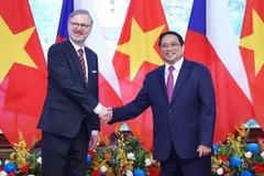 El primer ministro Pham Minh Chinh y su homólogo checo Petr Fiala. (Fuente: VNA)