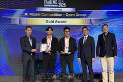 El ingenỉeo Luong Duc Long del Grupo Viettel (segundo del derecho) y Nguyen Hoang Vu, ingeniero de IA y CEO de la empresa emergente AIZ (tercero del derecho) reciben el premio de oro. (Fuente: VNA) 