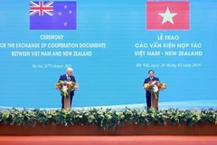 El primer ministro vietnamita, Pham Minh Chinh, y su homólogo neozelandés, Christopher Luxon, anuncian la elevación de las relaciones al nivel de Asociación Estratégica Integral (Fuente: VNA)