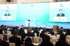 El viceprimer ministro y canciller de Vietnam, Bui Thanh Son, pronuncia el discurso de clausura del AFF 2025. (Fuente: VNA)