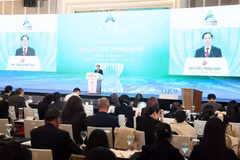 El viceprimer ministro y canciller de Vietnam, Bui Thanh Son, pronuncia el discurso de clausura del AFF 2025. (Fuente: VNA)