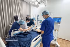 Médicos del Hospital Cho Ray, en colaboración con el Hospital Mat Troi Phu Quoc, brindan tratamiento intensivo a las víctimas del accidente de lancha rápida en Phu Quoc. (Foto: VNA)