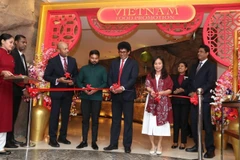 Đại sứ Trịnh Thị Tâm cùng các đại biểu Sri Lanka cắt băng khai trương Tuần lễ Ẩm thực Việt Nam. Ảnh: TTXVN phát 