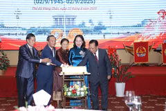 La vicepresidenta de Vietnam, Vo Thi Anh Xuan, y su homóloga laosiana, Pany Yathotou, y otros delegados, cortan un pastel para celebrar el 80.º aniversario de la Independencia de Vietnam. (Fuente: VNA) 