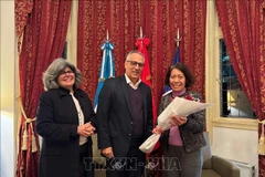 La embajadora vietnamita en Argentina, Ngo Minh Nguyet, el embajador cubano en Argentina, Pedro Pablo Prada y su esposa. (Fuente: VNA)
