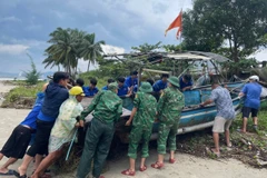 Los jóvenes del distrito de Lien Chieu de la ciudad de Da Nang apoyan a los pescadores locales. (Fuente: VNA)