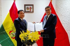 El embajador Bui Van Nghi entrega la decisión del viceprimer ministro y canciller vietnamita sobre la reasignación de Miguel Angel Pérez Peña como cónsul honorario de Vietnam en Bolivia. (Fuente: VNA) 