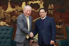 El primer ministro de Vietnam, Pham Minh Chinh, recibe a Yan Jiehe, fundador del grupo China Pacific Construction. (Fuente: VNA)