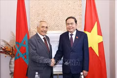 El presidente del Parlamento de Vietnam, Tran Thanh Man y el presidente de la Asociación de Amistad Marruecos-Vietnam, Mustapha El Ktiri. (Fuente: VNA)