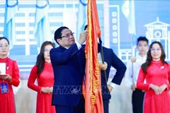 El primer ministro de Vietnam, Pham Minh Chinh, entrega la Orden del Trabajo de primera clase a la Universidad Nacional de Ciudad Ho Chi Minh (Foto: VNA)