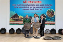 En la ceremonia de entrega de los instrumentos. (Fuente: baotintuc.vn)