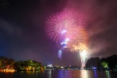 Un espectáculo de fuegos artificiales en el lago de Hoan Kiem. (Fuente: VietnamPlus) 