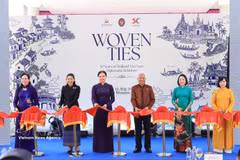En la ceremonia de inauguración de la exposición “Vínculos entrelazados: 50 años de relaciones diplomáticas entre Tailandia y Vietnam”. (Foto: VNA)