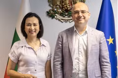 La embajadora de Vietnam en Bulgaria, Nguyen Thi Minh Nguyet, y el ministro de Turismo de Bulgaria, Ilin Dimitrov. (Foto: VNA)