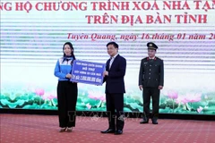 La Unión de Jóvenes Comunistas Ho Chi Minh en la provincia de Tuyen Quang entrega donación al programa. (Fuente: VNA) 