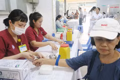 Chequeos médicos para los residentes en el centro de salud del barrio de Cho Lon, Ciudad Ho Chi Minh. (Foto: VNA)