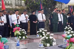 La viceprimera ministra Pham Thi Thanh Tra y otros delegados realizan la ceremonia de sepelio de los restos de los soldados caídos. (Fuente: VNA)