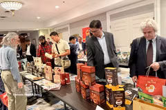 Las empresas canadienses visitan un stand de café vietnamita (Foto: VNA)