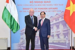 El viceprimer ministro y canciller del país indochino, Bui Thanh Son, recibe a Riad Malki, asesor del Presidente para Asuntos Internacionales y enviado especial del Estado de Palestina. (Fuente: VNA)