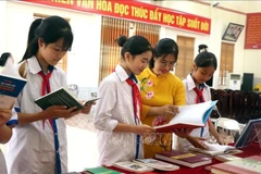 Profesores y estudiantes de la ciudad de Hung Yen participan en la Semana del Aprendizaje Permanente 2024. (Foto: VNA)