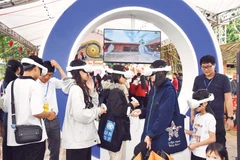 Los jóvenes exploran el festival de Co Loa y la antigua ciudadela de Co Loa en el espacio digital. (Fuente: nhandan.vn)