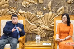 La viceministra de Industria y Comercio de Vietnam, Phan Thi Thang (derecha), recibe a Paul Le, vicepresidente de Central Retail Vietnam, encargado de la promoción comercial y las exportaciones, en Hanoi el 20 de julio. (Foto: moit.gov.vn)