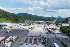 En la puerta fronteriza Youyi Guan-Huu Nghi entre China y Vietnam (Fuente: VNA)