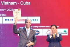 Entregan la versión demo de la antología “Vietnam - Cuba: Canción de amistad que resuena por siempre” al embajador cubano en Vietnam, Rogelio Polanco Fuentes. (Fuente: VNA)