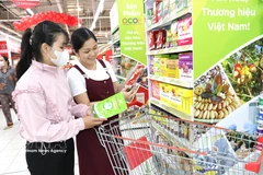 Consumidores en el supermercado GO! (Fuente: VNA) 
