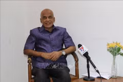 Veeramalla Anjaiah, investigador senior del Centro de Investigación del Sudeste Asiático (CSEAS), en la entrevista con corresponsales de la VNA en Yakarta (Fuente: VNA) 