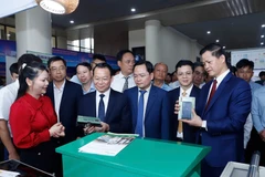 El ministro de Agricultura y Medio Ambiente, Do Duc Duy, el secretario del Comité partidista de la provincia de Bac Ninh, Nguyen Anh Tuan, y el presidente del Comité Popular provincial, Vuong Quoc Tuan, exploran los equipos de monitoreo automático. 
