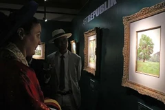 Las audiencias contemplan las pinturas en la exposición (Fuente: VNA)