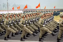 Ejército Popular de Vietnam inspecciona ensayos para desfile por 80.º aniversario del Día Nacional