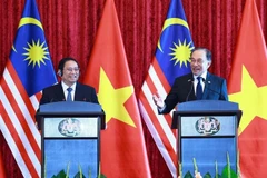 El primer ministro de Vietnam, Pham Minh Chinh (izquierda), y su homólogo malasio, Anwar Ibrahim, en la rueda de prensa (Fuente: VNA)